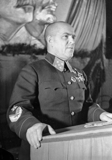 11 OBRAZOVÉ PŘÍLOHY 1. Maršál Georgij Konstantinovič Žukov (Zdroj:https://upload.wikimedia.