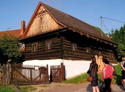 Druhý den semináře byl věnován exkurzi zaměřené již výhradně na lidovou architekturu ve Valašských Kloboukách a okolí.