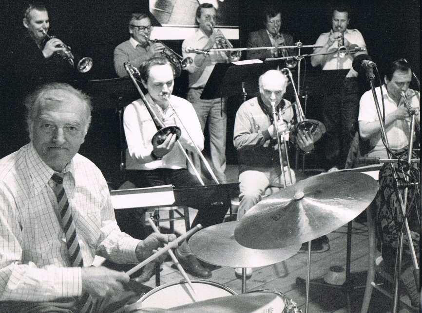 takové věci nikde neučily. Big band se pod jeho vedením začal učit hrát nejdřív Glenna Millera, pak Gershwina a další... a to vlastně hraje dodnes.