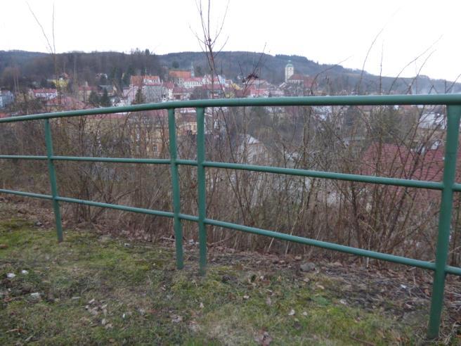 Záležitost zeleně na hřbitově byla projednána s AOPK Ústecko s tím, že dle informace vedoucího VaŽP AOPK s odstraněním problematických stromů souhlasí včetně náhradní výsadby.
