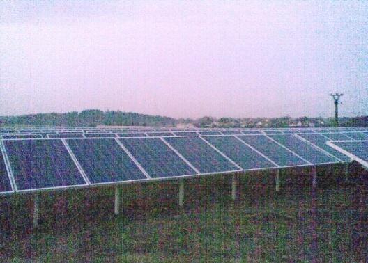 SOLÁRNÍ ELEKTRÁRNA STRUHAŘOV Solární elektrárna je blízko Benešova. Jezdím kolem ní do školy. Je postavena na jižním svahu.