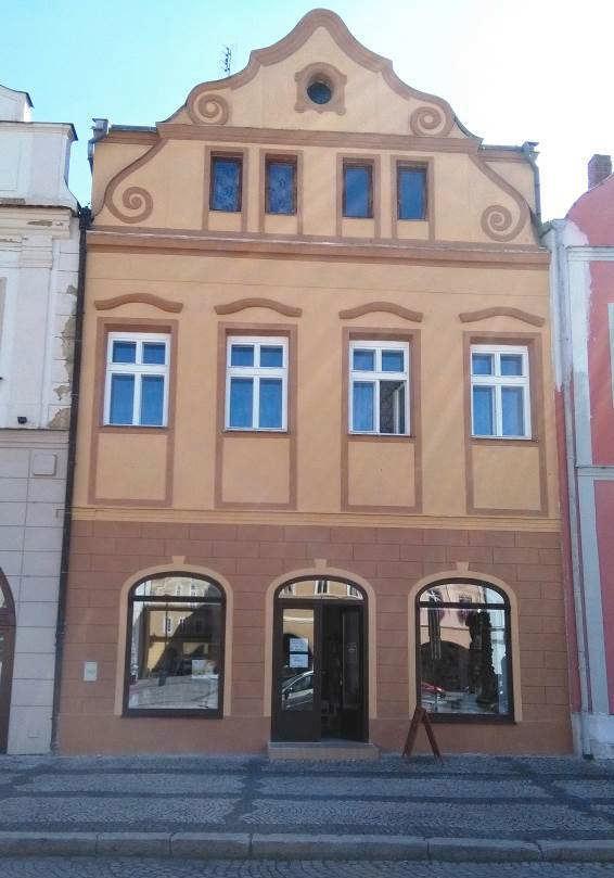 Další zpřístupněnou památkou je měšťanský dům č. p. 156 na náměstí Svobody v Žatci, kde byla v roce 2016 otevřena cukrárna Amélie. Obrázek 18: Dům čp.