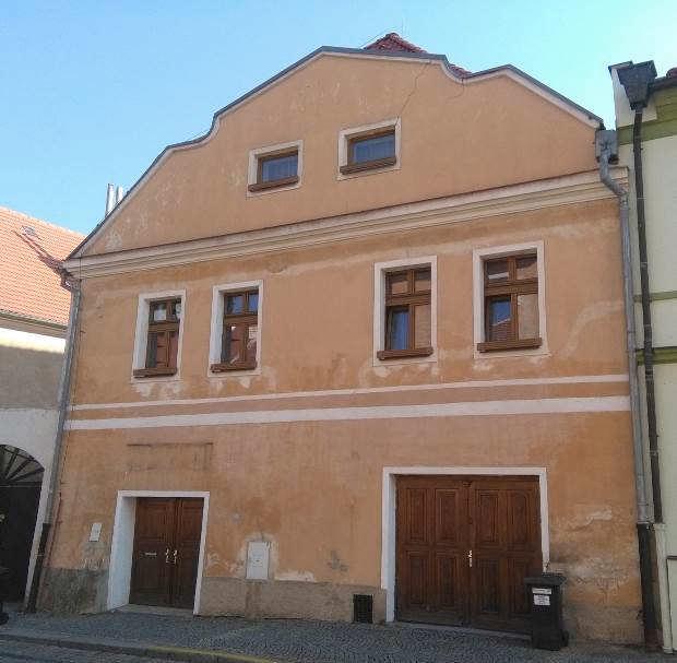 Výměna poškozených prvků krovu a výměna střešní krytiny Krov byl tesařsky opraven (částečně poškozené prvky byly opraveny