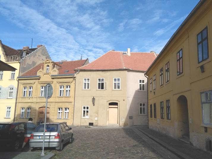 Střešní krytinou je pálená maloformátová taška bez vlny.