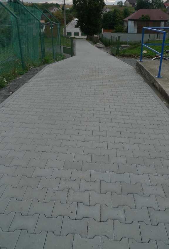 vybaveno dvěma lavičkami a odpadkovými koši.