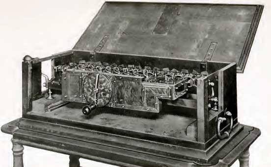 Mechanické výpočetní stroje 1623 - William Schickard - první mechanický kalkulátor Gottfried Leibniz - jeho stroj uměl i násobení a dělení