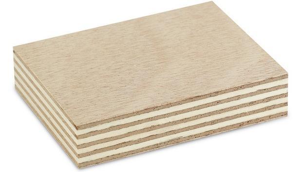 UTB ve Zlíně, Fakulta technologická 14 Kovové materiály Nejpouţívanějším kovovým materiálem pro krycí vnější vrstvu je ocel, dále slitiny titanu a slitiny hliníku.