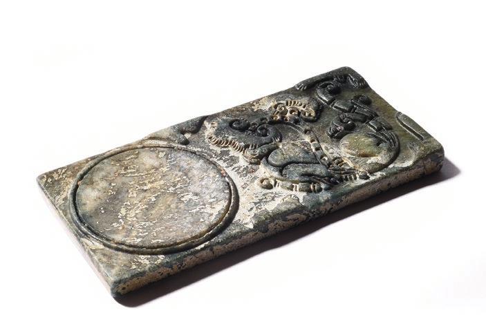 124 VELKÝ DISK BI 1662 1735, Čína, období Kang-hsi až Yung-cheng, středně krystalický zrnitý mramor s oboustranným reliéfním dekorem ročních