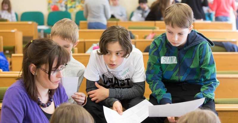 Studijní programy, organizace studia a vzdělávací činnost aby podpořila i pohybovou aktivitu dětí.