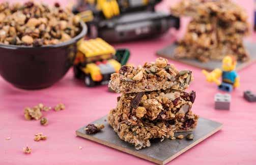 Sladké koláčiky Domáce cookies so sušeným ovocím a semienkami 2 hodiny 20 minút ½ pohára brusníc 2 ½ pohára ovsených vločiek ⅓ pohára medu ¼ pohára hnedého cukru ⅜ pohára nakrájanej čokolády, min 60