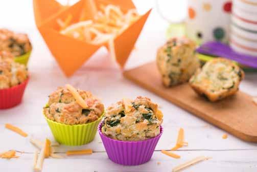 Sladké koláčiky Syrové muffiny 35 minút 2 poháre špaldovej múky 2 čajové lyžičky prášku do pečiva ½ čajovej lyžičky sódy bikarbóny Soľ ½ čajovej lyžičky hnedého cukru Strúhaný syr (čedar, gouda) 150
