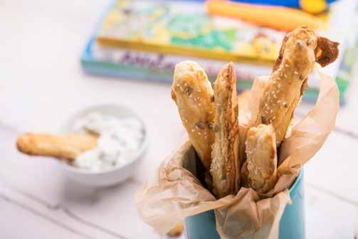 Slané tyčinky a koláče Chlebové tyčinky z bieleho čerstvého syra 50 minút Múka 120 g Roztierateľný syr na typu philadelphia 120 g Maslo 80 g Vajce 1 ks Soľ Rasca alebo sezamové semienka 1.