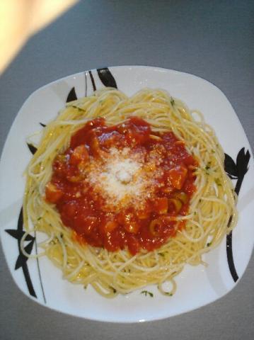 Špagety s kuracím mäsom Autor: Lucia Laluhová Potrebujeme: 500 g kuracích pŕs, špagety, olivový olej, morská soľ, chilli, 1 PL sójovej omáčky, 2-3 strúčiky cesnaku, 1 cibuľu, 1 veľký paradajkový