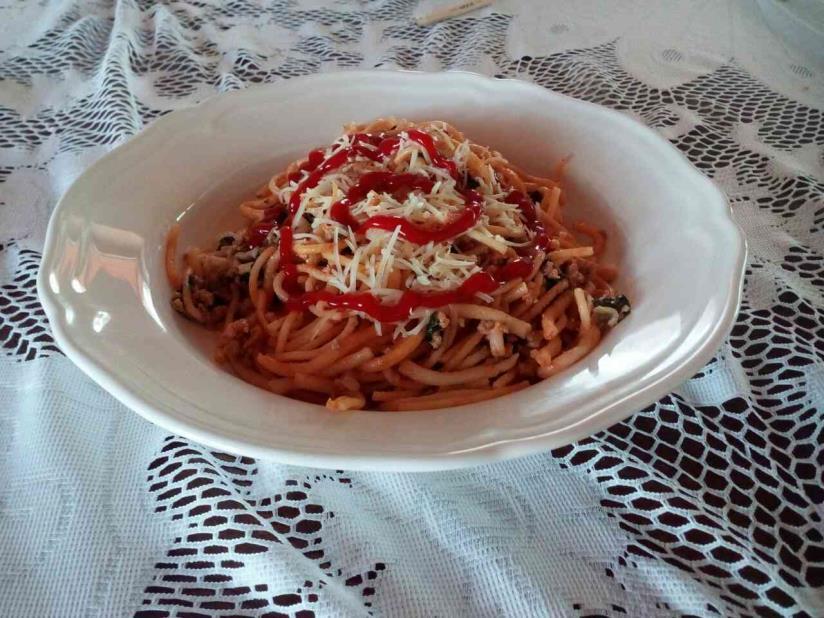 Špagety s mletým mäskom a čerstvým špenátom Autor : Dianka Šimurková Potrebujeme : 1 balenie čerstvého špenátu, 0,5 kg mletého mäsa MIX, 1 cibuľa, olej, soľ, čierne mleté korenie, oregano, 1 malý