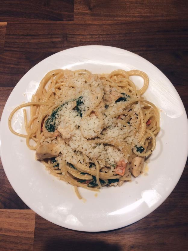 Cuketové špagety Autor: Petra Schlossárová Potrebujeme: 2 stredne cukety, špagety, 2 strúčiky cesnaku, strúhaný parmezán, olivový olej, korenie alebo chili najlepšie čerstvo pomleté, soľ Postup: