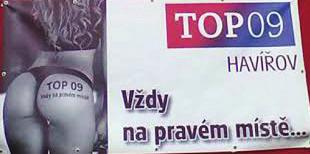 ženy, která vedle inzerovaného lepidla stojí.