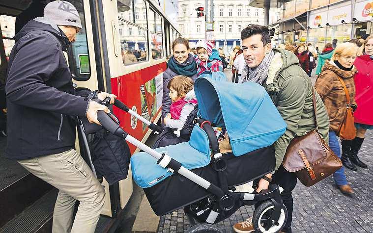 Hledáme lidi s dobrým srdcem 12. prosince 2014 29 Lidi musíte skoro přemlouvat, aby si od vás nechalipomoct Zaměstnanci Rádia Impuls tento týden vyjeli do celé republiky apomáhali lidem.