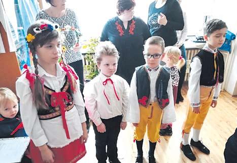 Jakožto moderní a osvícený člověk se životu místních vymyká.