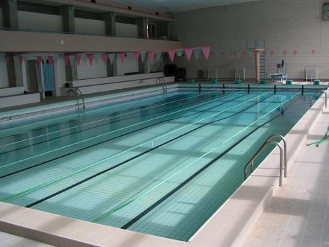 Plávanie na 100 m ľubovoľným spôsobom Pláva sa 100 m ľubovoľným spôsobom so štartovým skokom zo štartového bloku v plaveckej čiapke (povinne). Pri znaku sa štartuje z vody.