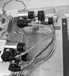 Pokud je elektrické zařízení montováno na víka, dveří, nebo krytů (v našem případě dvířek rozvaděčů), nesmí spojitost ochranného obvodu