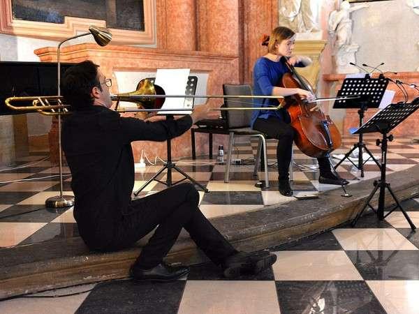 Po čtyřdenní odmlce festival opět v plném zvuku Zajímavou zvukovou fúzi poskytlo uskupení violoncellistky Ellen Fallowfield a trombonisty Stephena Menotti - Two New Duo.