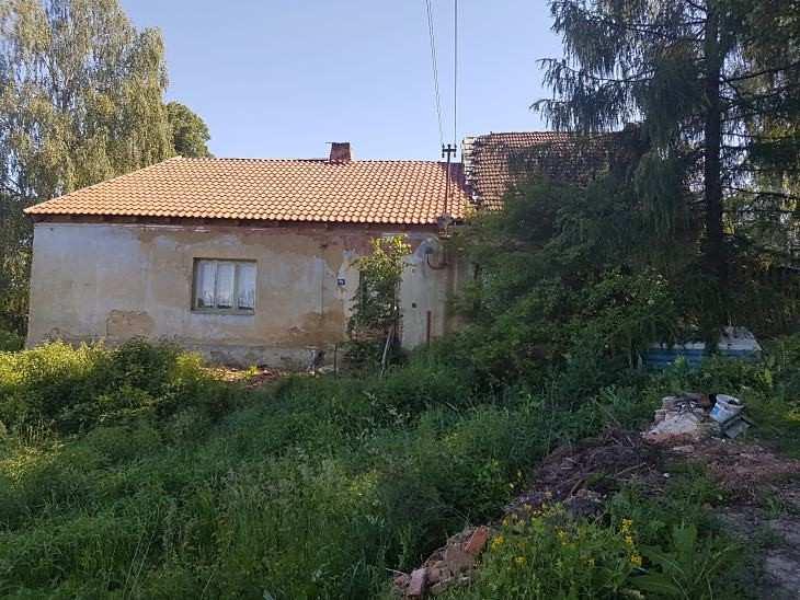 krytinou z pálené tašky. V domě se nachází dílna, chodby, sklad, 3 pokoje, kuchyně, koupelna. WC je suché mimo objekt.