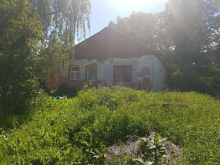 Zdrojem vody je: vodovod, místní zdroj slouží jako užitková voda. Odpady jsou svedeny do trativodu a je zde individuální zdroj plynu - plynová bomba.
