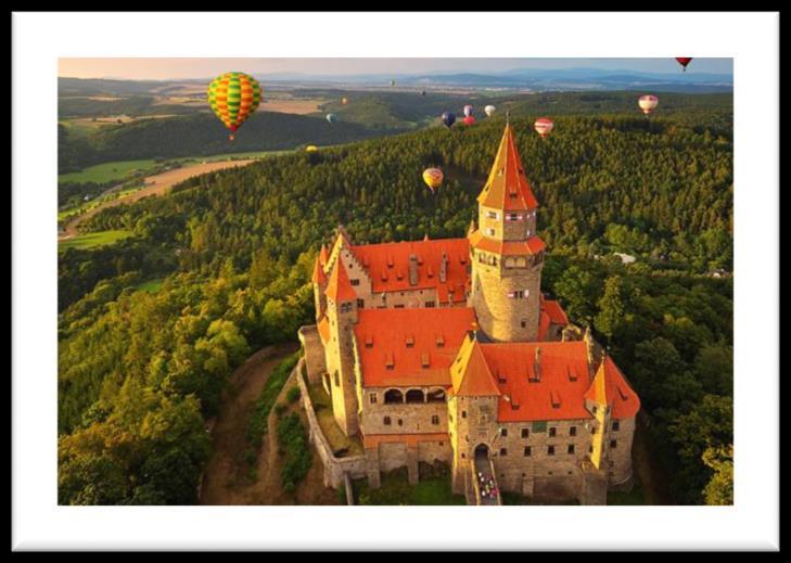 hradem Bouzov v ranních a podvečerních hodinách.