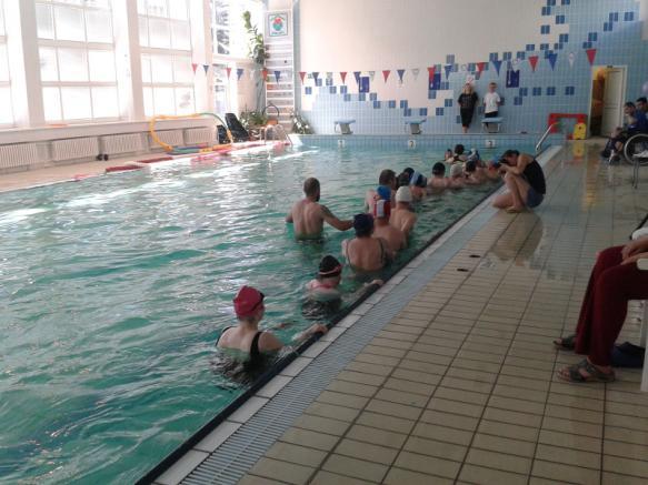 Absolvovali sme tieto súťaţné disciplíny: brodili sme sa v bazéne lovili ryby podávali sme si plávaciu dosku (rybu)