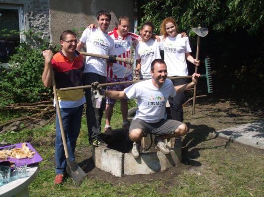 stola poloţením dlaţby a s vytvorením nového ohniska.