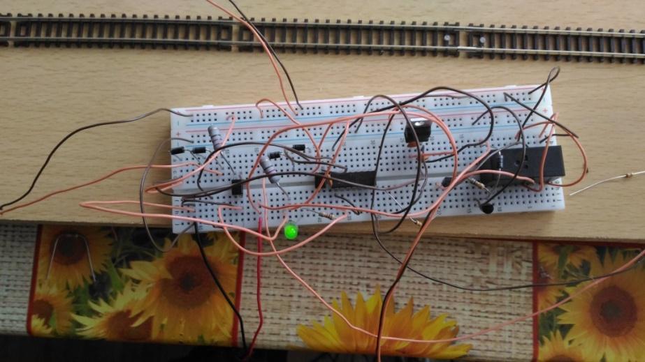 Arduina je řízena hlavní jednokolejná trať v obou směrech. (rozdělil jsem to na dvě arduina aby se mohli ovládat nezávisle na sobě).