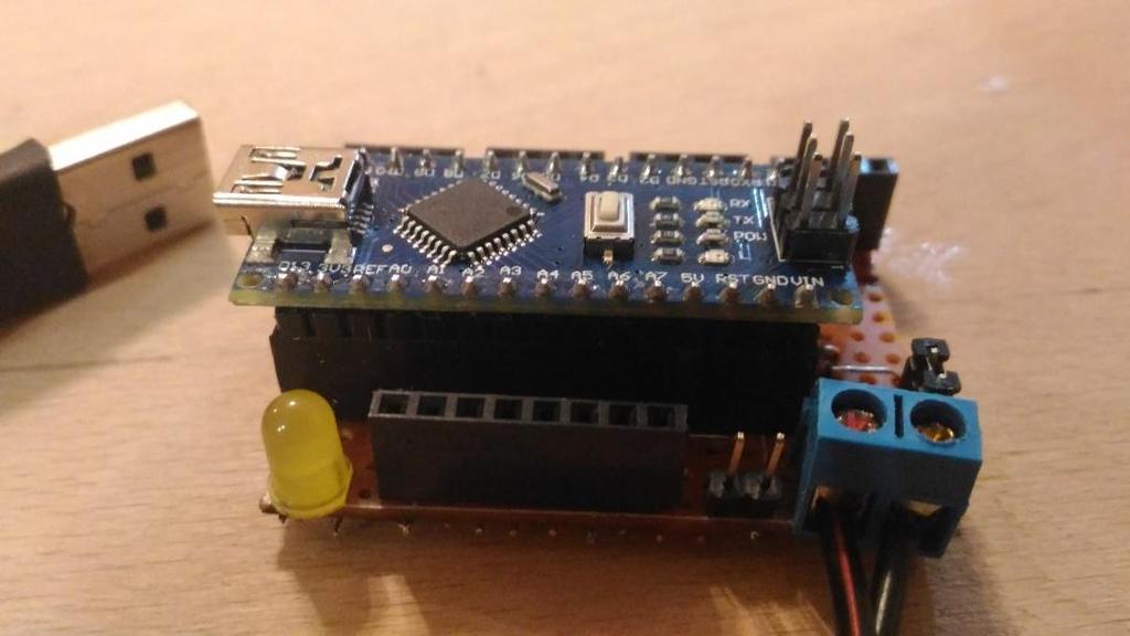 Obr. 5: Arduino umístěné v programovacím modulu Zapojení se čtyřmi diodami, kterými si převádím