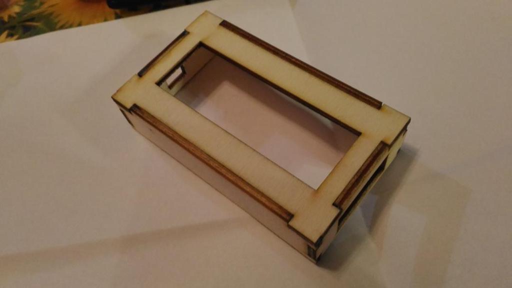 Na obr. 7 můžeme vidět slepený obal k displeji LCD před nabarvením a kitováním. Tento obal byl nařezán na laseru. Obr.