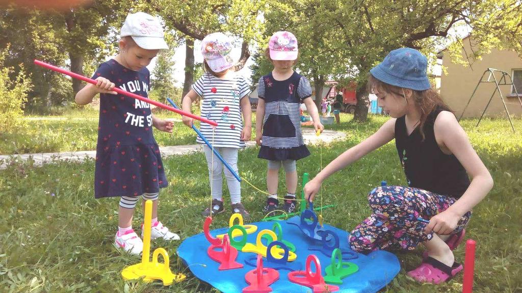 1. června naši školáci přichystali spolu s pedagogy tradiční dětský den pro školčata s devíti stanovišti. Počasí vyšlo a tak se všem líbilo.