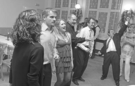 02.2013 i přes zimní počasí procházely již od brzkého rána obcí masky společně s kapelou, která jim zvesela vyhrávala do kroku.