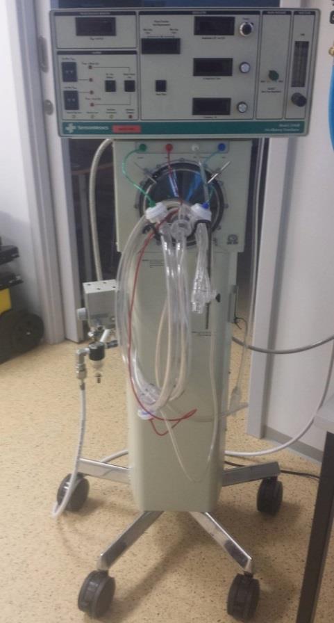 4.1 Vysokofrekvenční oscilační ventilátor SensorMedics 3100B Vysokofrekvenční oscilační ventilátor SensorMedics 3100B firmy Carefusion, který prezentuje Obr.