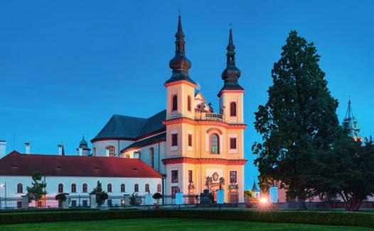Od letošních Velikonoc je možné slyšet z věže chrámu zbrusu nové zvony, na které se skládali sami obyvatelé a návštěvníci města. Prostory chrámu patří také modernímu umění.