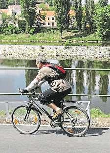 Praha a okolí 26. května 2017 3 KudyvPrazejezdit? Vmetropoli je asi tisíc kilometrů cyklotras a sto padesát kilometrů cyklostezek BOHUMIL BREJŽEK Cesty kolem Vltavy pražští cyklisté dobře znají.