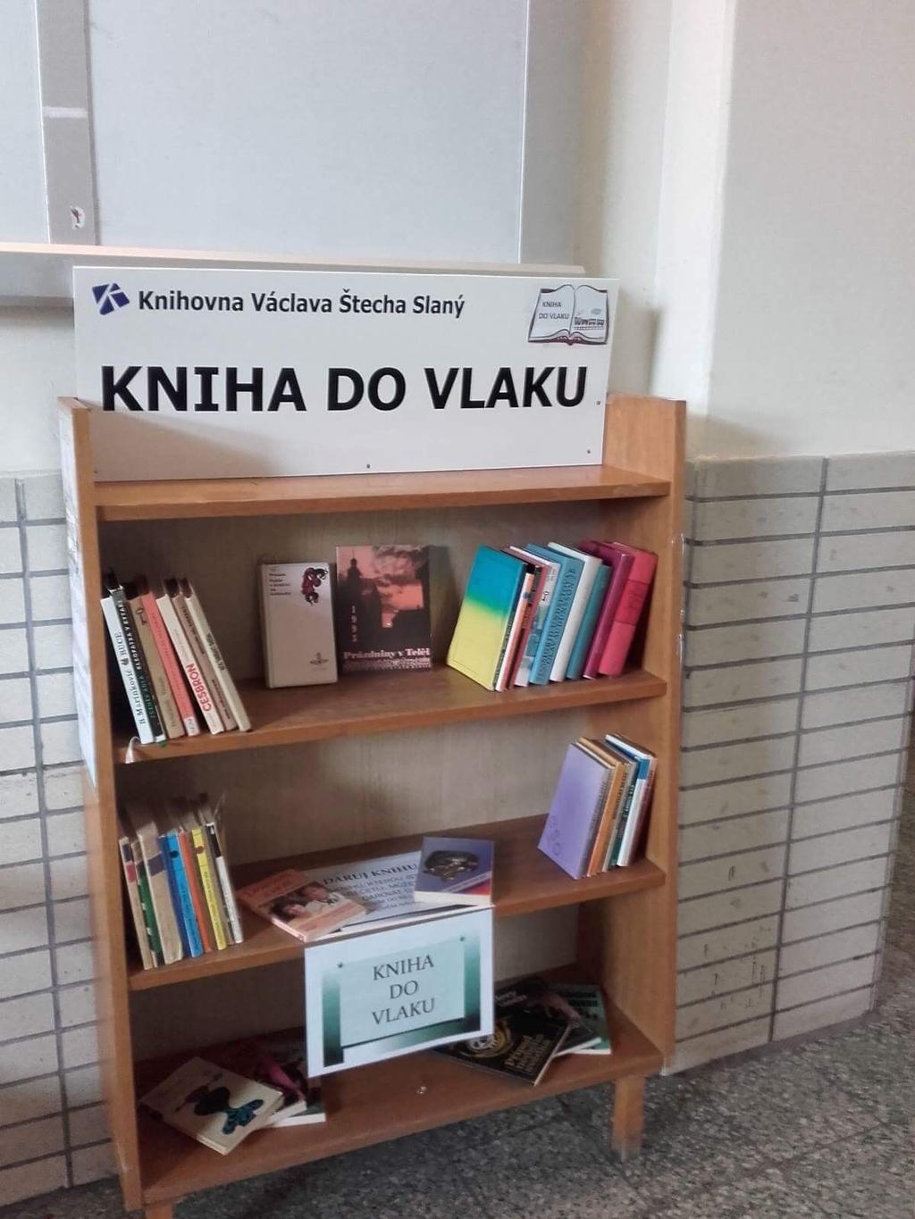 Městská knihovna chtěla tímto nabídnout cestujícím službu, která již funguje např. v zdravotnických zařízeních, ve veřejných parcích a v některých dalších institucích v ČR.