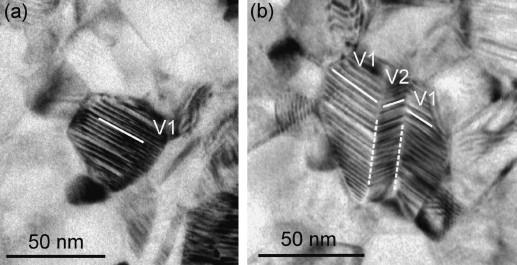 Obrázek 11 a) 3D zobrazení atomární struktury ukazuje souvislost mezi uspořádáním struktury B2 (tmavě modré čáry) a B19 (světle modré čáry), b) Schematické zobrazení šesti možných ortorombických