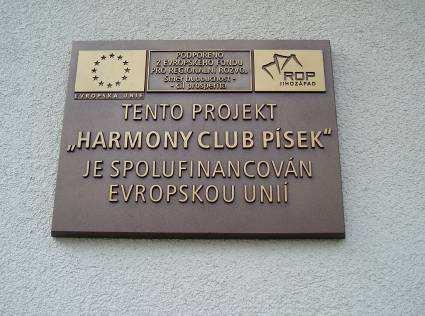 Děti v Nových Hradech si hrají v opravené školce Obrázek 5: Mateřská škola Nové Hrady (zdroj: ÚRRRSJ) Název projektu: Zvýšení dostupnosti a kvality služeb MŠ Nové Hrady Celkové výdaje: 5 401 436,46