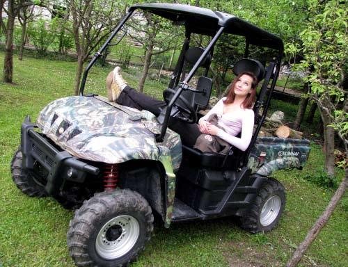 Linhai Carry CUV 4x4 300/400 4x4 Motor : 4-taktni, en valj, vodno hlajenje Prostornina motorja : 257 / 275 cm3 Moč motorja