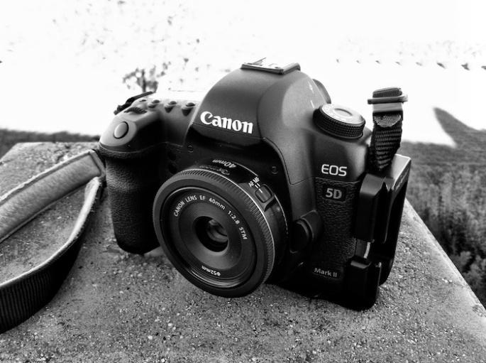 Bakalářská práce Experiment 3.2. Použité přístroje Pro fotogrammetrickou část experimentu byl použit fotoaparát Canon EOS 5D Mark II.