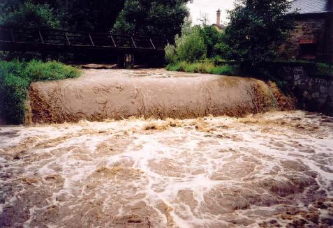 Vodní eroze a transport plavenin v době povodní V době katastrofálních povodní na Vltavě a Moravě v srpnu 2002 bylo transportováno více plavenin než průměrné roční množství.