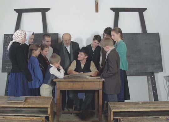 Hybernační kóje je však za záhadných okolností probudí o 90 let dříve. Při rozplétání poruchy, která je vzbudila, zjišťují, že se celá loď ocitá na pokraji zničení... Hrají Ch. Pratt, J. Lawrence, M.