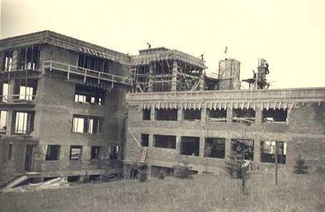 Historie V roce 1934 nechal vlašimský Spolek lidového sanatoria postavit příjezdovou cestu k vršku mezi lidmi nazývaném Kostelík a sen doktora Schillera se začal realizovat.