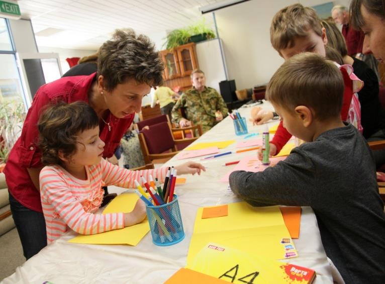 BESEDA KVĚTEN - ČERVEN 2012 přítomných v rámci recese zamáčkl knoflík uzamykající dveře. Situace byla napravena až po odborném rozbití skla nad dveřmi a obtížném průniku k odemknutí dveří.