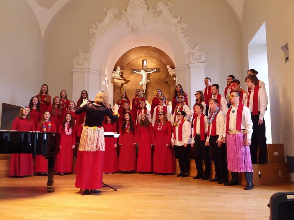 Zpráva o činnosti pěveckých sborů Masarykova gymnázia- Gaudeamus, Song a Hekal Ve školním roce 2016/2017 navštěvovalo pěvecké sbory MGV Gaudeamus, Song a Hekal celkem 65 zpěváků, někteří si vybrali