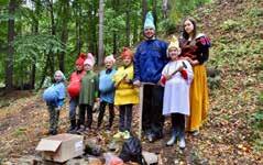 V lese na děti čekaly pohádkové postavy, různé úkoly a