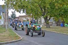 25 traktorů, kombajnů, valníků a multikáry, která mířila do Vrskmaně na oslavu konce